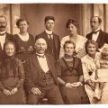 Foto 01: Fire generationer - foto fra ca. 1920 - (kunne være fra Rudolph og Ingeborgs sølvbryllup i 1919)

Bagerste række fra venstre:
Peter Christian Valdemar Kjæhr og hustru Lydia Nielsen, Jens Jakob Friismose og hustru Laurette Adolphine Marie Kjæhr samt Rudolf Ingemann Kjæhr

Forreste række fra venstre:
Ane Cecilie Hansen, Rudolph Kjæhr og hustru Ingeborg Nielsen, Karla Atlanta Sabina Pedersen med Valborg Kristine Atlanta Kjæhr