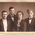 Foto 10: Måske fra sølvbryllup i 1938
Jens Jakob Friismose og Laurette Adolphine Marie Kjæhr med de to sønner
Peter Rudolf Kjæhr Friismose (bagerst) og Valdemar Kjæhr Friismose (th)