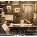 Foto 11: Laurette Adolphine Marie Kjæhr og Jens Jakob Friismose i deres hjem i Østervrå.
Bagsiden: Hermed vore bedste Ønsker om Held og Lykke i det kommende Aar.
Laurette og Friismose