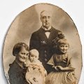 Foto 15: Rudolf Ingemann Kjæhr og Karla Atlanta Sabina Pedersen med den ældste datter Valborg Kristine Atlanta Kjæhr.
Måske er det lille barn Rudolf Ingeman Kjæhr der er født i 1919 og dør 1 år efter, men det kan også være Ruth Inga Kjæhr der er født i 1920.